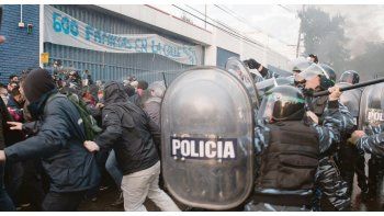 Tensión. Durante varias horas al menos 500 efectivos policiales intervinieron para desalojar a los trabajadores de la planta de Pepsico. Hubo importantes incidentes, pero finalmente los ocupantes salieron pacíficamente de la fábrica.