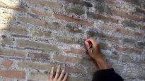 El turista que escribió su nombre en el Coliseo romano deberá pagar una multa económica.