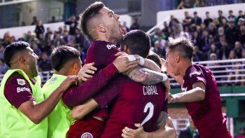 Con el alma. Lanús ganó el clásico ante Banfield de visitante y salió del último puesto.