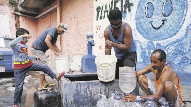 PRECARIEDAD. La apertura de pozos de agua es un modo que muchos venezolanos han adoptado para paliar los cortes de suministro de la red pública.