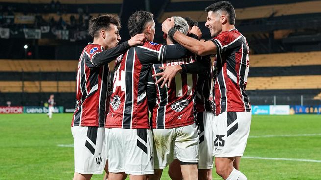 Central Córdoba goleó en Uruguay y avanza en la Copa Sudamericana.