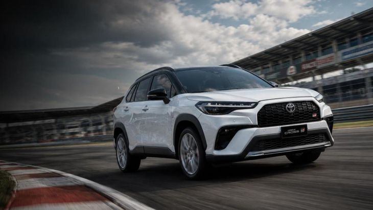 La renovación alcanza a toda la gama, pero la principal protagonista es la variante GR Sport, que presenta un aspecto más deportivo y exclusivo, inspirado en los modelos desarrollados por la división Gazoo Racing. La renovación alcanza a toda la gama, pero la principal protagonista es la variante GR Sport, que presenta un aspecto más deportivo y exclusivo, inspirado en los modelos desarrollados por la división Gazoo Racing.