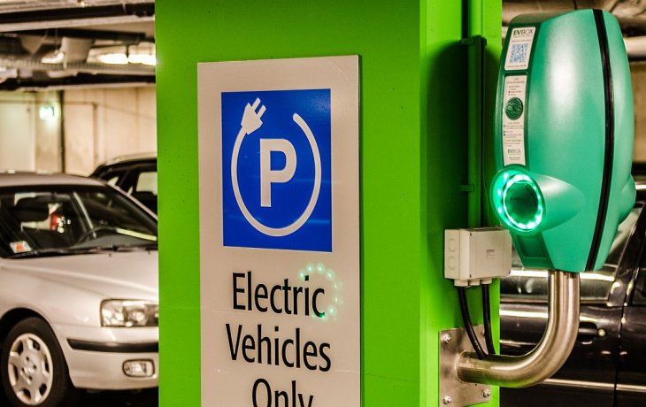 guia del cambio climatico: ¿que pasara con los autos electricos?