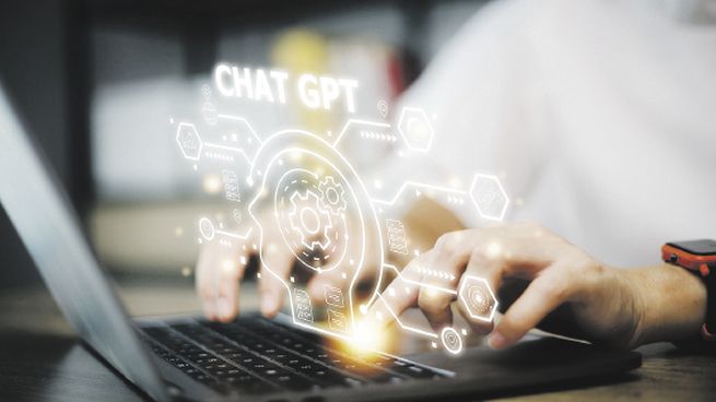 ChatGPT puede ser muy útil como herramienta para mejorar tu búsqueda laboral. 