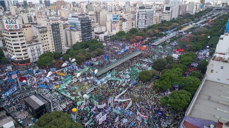 Los Moyano, las dos CTA, la Corriente Federal de Trabajadores y el triunvirato piquetero (CCC, Barrios de Pie y CTEP) protagonizaron la multitudinaria marcha sobre la 9 de Julio del 21 de febrero de 2018, que dio origen a la Multisectorial 21F.