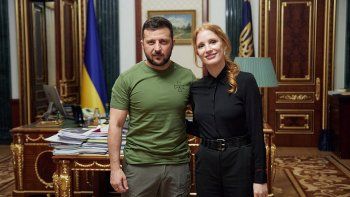 jessica chastain estuvo en ucrania y se mostro junto al presidente volodimyr zelenskyi