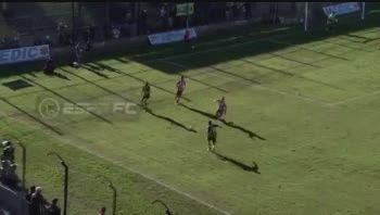 Insólito: Jugador fue expulsado antes de empezar el partido por pegarle a un barra