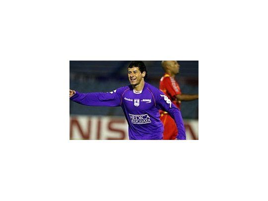 La FIFA no autorizó a Vélez a incorporar al delantero de Defensor Sporting, Rodrigo Mora.
