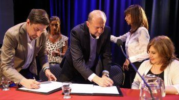El ministro de Educación, Nicolás Trotta y el gobernador de Santa Fe, Omar Perotti.