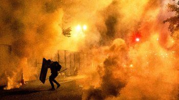 La polic&iacute;a federal reprimi&oacute; con gases lacrim&oacute;genos las protestas en Portland, Oregon.