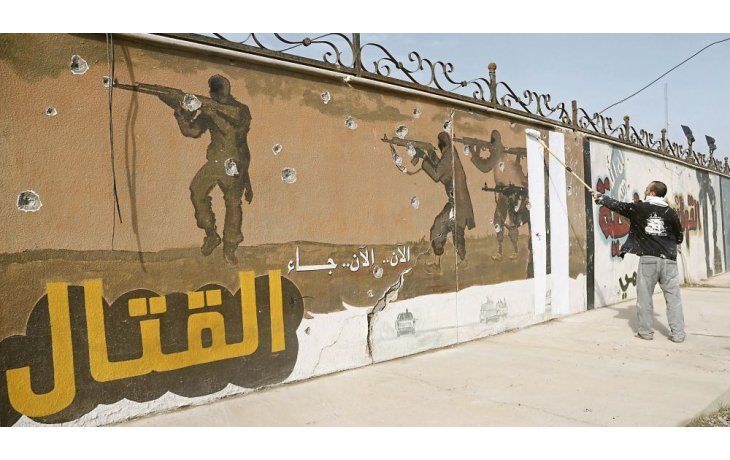 ámbito.com | REGRESO. La zona este de Mosul, la segunda ciudad iraquí más importante, comenzaba a retomar su ritmo habitual luego de que el ejército expulsara a los terroristas. Los voluntarios limpiaban las calles y tapaban los murales dejados por quienes fueron sus