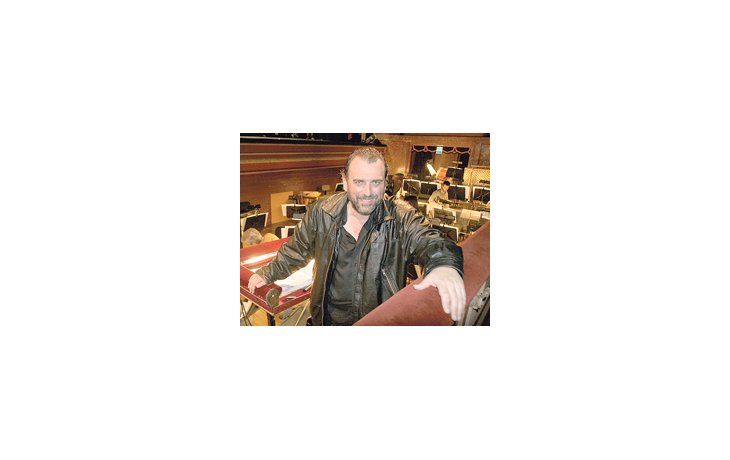 Luis Gorelik en los ensayos: dirigirá a la Estable del Colón en la «Carmen» de Wainrot, que el domingo abre la temporada de ballet.