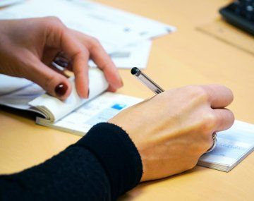 Lo que pocos saben es que los cheques y echeqs se pueden depositar directamente en la cuenta comitente de una ALyC, y esa acreditación está exenta del impuesto. Lo que pocos saben es que los cheques y echeqs se pueden depositar directamente en la cuenta comitente de una ALyC, y esa acreditación está exenta del impuesto.
