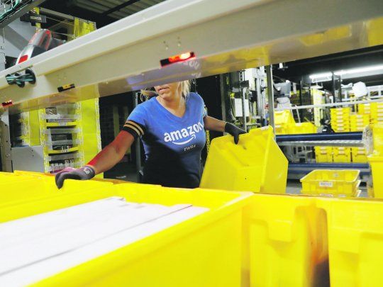 logística. El poder de distribución y ventas de Amazon se convirtió en una amenaza para las cadenas de retail, que se unen para neutralizarla.