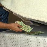 El lugar donde guardas tus dólares influye en el estado en el que se encuntran a la hora de usarlos. El lugar donde guardas tus dólares influye en el estado en el que se encuntran a la hora de usarlos.