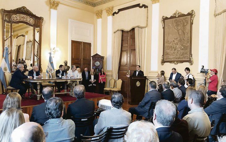 ACUERDO. Firma de convenios en el Salón Amarillo de la Casa de Gobierno.