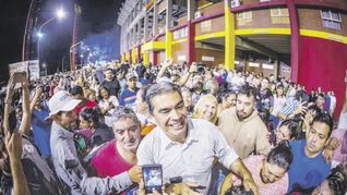 Militancia. El gobernador chaqueño Capitanich busca su reelección en una disputa que asoma pareja con la oposición. El mandatario llamó a la militancia para fiscalizar y pedir el voto “casa por casa”.