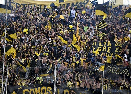 Pasión. Peñarol llenó la tribuna de Independiente con mucha pasión y color.