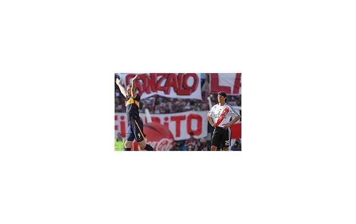 Martín Palermo grita uno de sus ocho goles a River.
