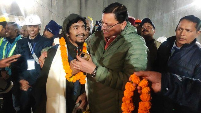 El emotivo momento en el que uno de los trabajadores es rescatado del túnel en India