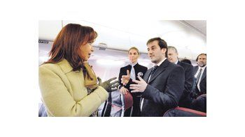 ámbito.com | Cristina de Kirchner recorrió uno de los nuevos aviones junto con el joven titular de Aerolineas Argentinas, Mario Recalde. La situación financiera es complicada.