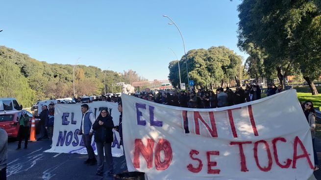 Los trabajadores del INTI se movilizaron en rechazo a la disolución del ortanismo. 