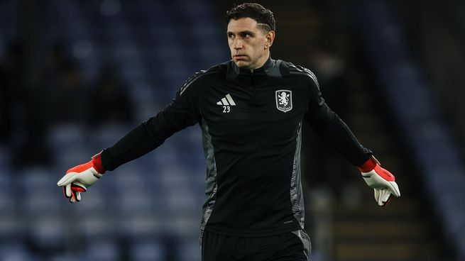 Dibu Martínez no pudo completar el partido ante Crystal Palace.