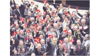 ámbito.com | Los diputados opositores mostraron  ayer carteles con el lema “Impeachment ya” en el recinto. Muchos de los que estarán a cargo del proceso enfrentan, no obstante, acusaciones por hechos de corrupción.