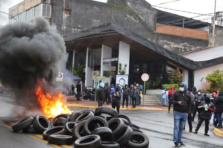 Protesta de la policía en Posadas, frente al Comando radioeléctrico.