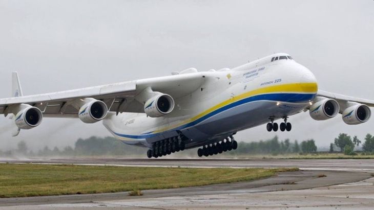 Rusia atacó un aeropuerto en Kiev y destruyó el avión más grande del mundo