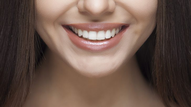 Cómo blanquear tus dientes, según este brebaje casero.