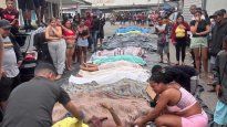 Vecinos trasladan cuerpos por la Estrada José Rucas en la Penha, tras la operación más letal contra el Comando Vermelho.