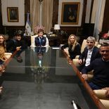 Javier Milei recibió a Adolfo Cambiaso con una camiseta de Estudiantes de fondo. Javier Milei recibió a Adolfo Cambiaso con una camiseta de Estudiantes de fondo.