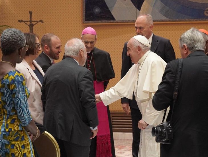 El saludo entre el papa Francisco y Martín Guzmán.