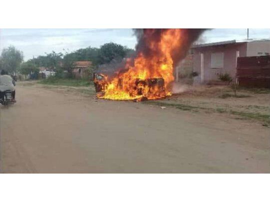 Los vecinos reaccionaron incendiado un auto que se encontraba en la zona.