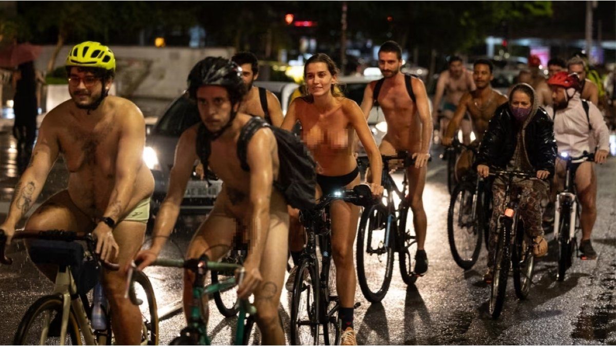 Brazilian cyclists pedaled naked in Brazil