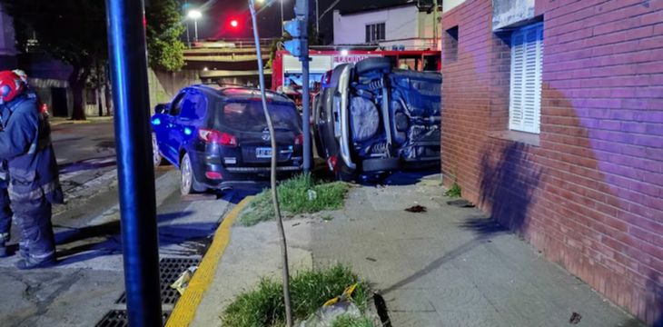 El auto termin&oacute; volcado sobre la vereda tras impactar contra una camioneta estacionada. &nbsp;