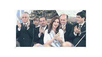 ámbito.com | Emocionada, la presidente Cristina de Kirchner luego de la jura, flanqueada por sus ministros.