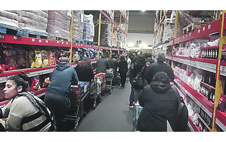 ámbito.com | De Locos. Arriba, un ejemplo de los aumentos de un mismo producto en sólo 24 horas. Abajo, largas colas en un mayoristas y precios “arrancados” en una cadena de electrodomésticos.