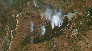 Vista aérea satelital de Corrientes y los incendios.