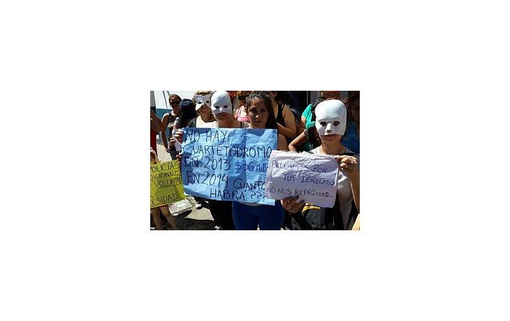 Algunas mujeres de los efectivos cordobeses reclaman con máscaras por temor a represalias a sus maridos. Exigen bono navideño. (Foto: gentileza Cadena 3)