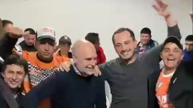 Larreta con la hinchada de Berazategui.