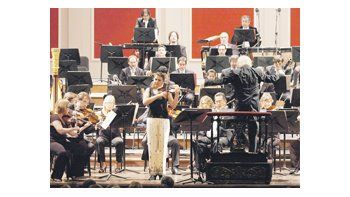 La fenomenal violinista Nadja Salerno-Sonnenberg tuvo especial lucimiento en los pasajes más brillantes del «Concierto en la menor» de Shostakovich, la obra que interpretó junto a una no menos ajustada Filarmónica.