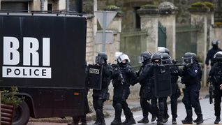 La policía de elite francesa en pleno ensayo ante posibles ataques terrorista durante los Juegos Olímpicos.
