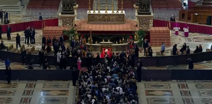 From the 11 hour of Rome, thousands of faithful enter the Basilica of San Pedro to give Francisco the last goodbye. From the 11 hour of Rome, thousands of faithful enter the Basilica of San Pedro to give Francisco the last goodbye.