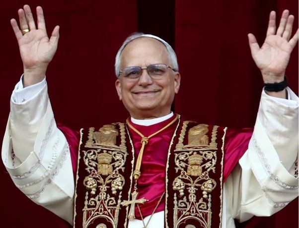 En su primer discurso, el papa León XIV recordó a Francisco y saludó a Perú  en español