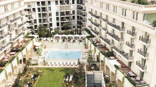 Carlton. El antiguo parking trasero dejó lugar a una piscina y jardines.