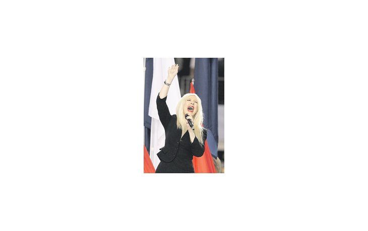 Christina Aguilera cambió una estrofa del himno de EE.UU., el domingo, en el Super Bowl, y las reacciones fueron levísimas comparadas con las que provocó el huidizo seno de Janet Jackson en 2004.