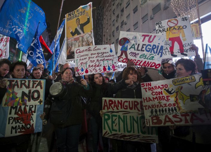 Miles de personas portaron carteles contra Macri.