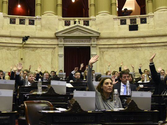 La votación de la Defensora del niño fue a mano alzada. 